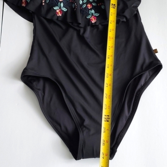 La Vie en Rose One Shoulder Ruffle Embroidered Flowers Black Bathing Suit Size M - Picture 9 of 11